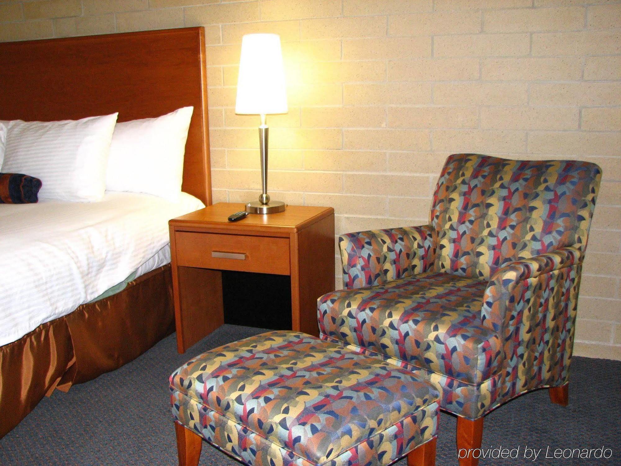 Norwood Hotel Winnipeg Room photo